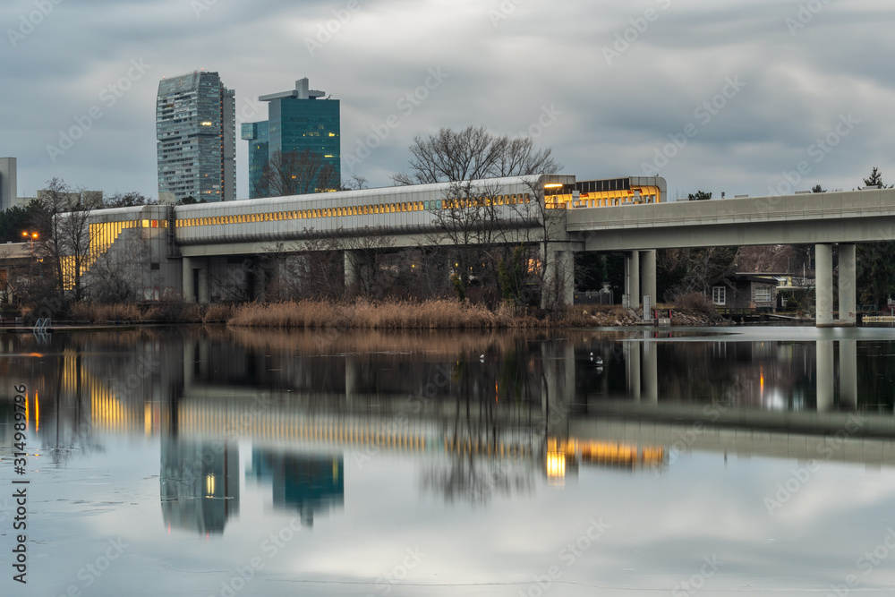 Naklejka premium Widok na Dunaj i pobliską architekturę w rejonie stacji metra Alte Donau w Wiedniu, w 22 dzielnicy