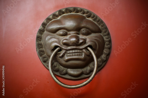 The ancient Chinese bronze lintel, the smiling shape of the lion head seems to be a kind welcome to visitors