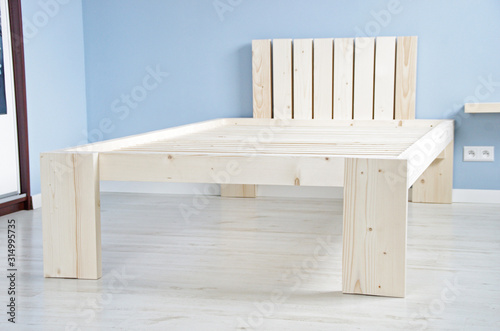 Konstrukcja łóżka drewnianego z drewna surowego skandynawskie