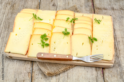 Canvas Print tranches de fromage à raclette sur une planche à découper