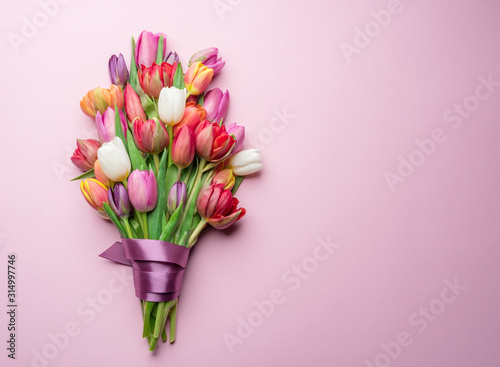 Fototapeta Naklejka Na Ścianę i Meble -  Colorful bouquet of tulips on white background.