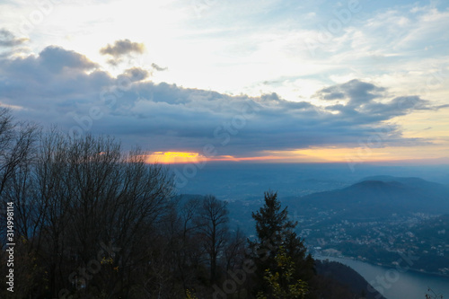 Bellissimo tramonto con vista sulle montagne e sul lago di como dalla cima del faro voltiano di brunate in Lombardia, viaggi e paesaggi 