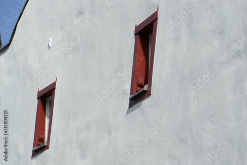 Weisse Hausfassade mit Fenster © SiRo