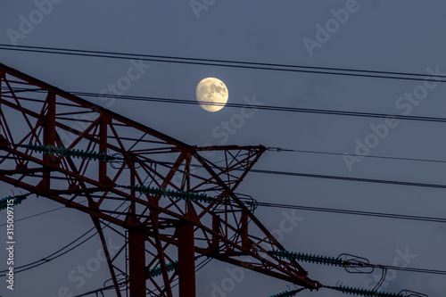 Lune et lignes haute tension