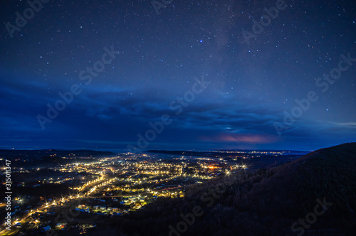 Obraz na płótnie Starry sky over the night city w salonie