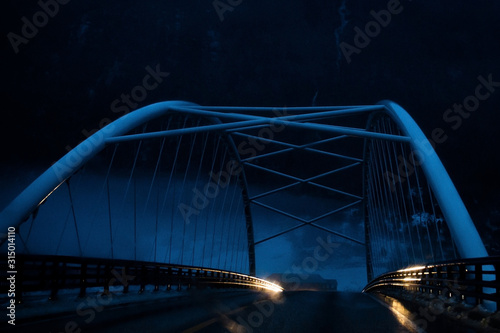 Brücke bei Nacht in Norwegen