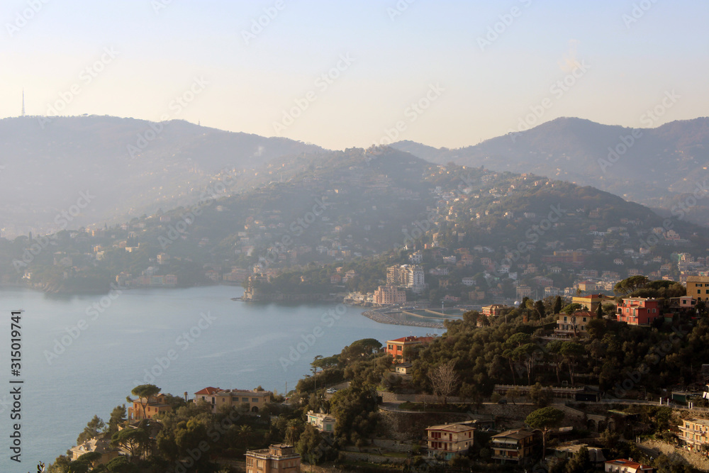 Il mare le colline e la foschia con Rapallo e Santa Margherita