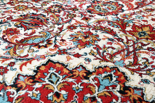 Antigua alfombra persa con motivos. vista superior
