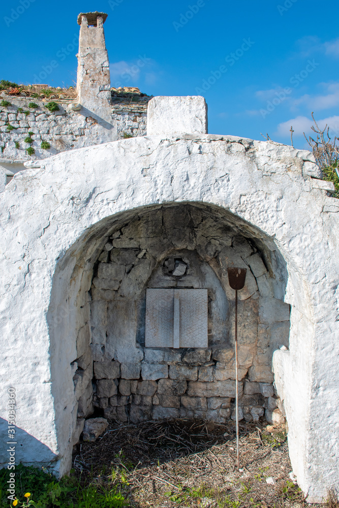 Φωτογραφία Ancient old stone oven in a countryside village in Puglia, Italy, Europe, vertic