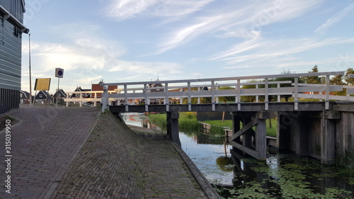 Brücke über Kanal