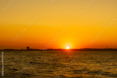 Pôr do sol na praia na hora de ouro