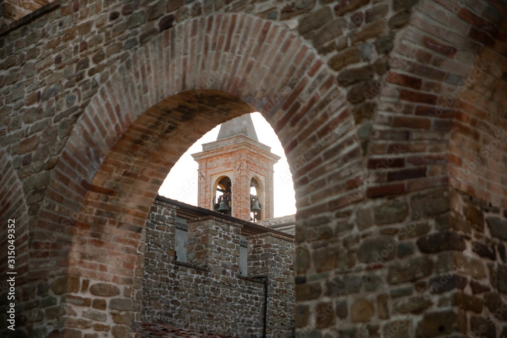 arcata antica con campanile in lontananza