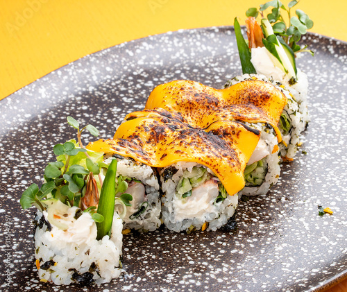 Foto Sushi roll with crab under melted cheese