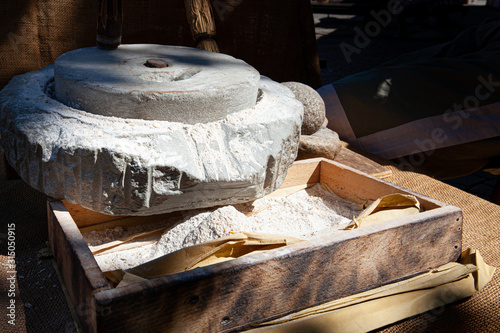 farina macinata con ruota di pietra photo