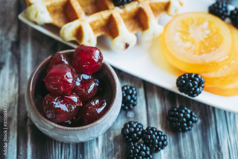 Petit déjeuner sain avec lait gaufre mûres du jardin et fruits confits Petit déjeuner sain avec lait gaufre mûres du jardin et fruits confits