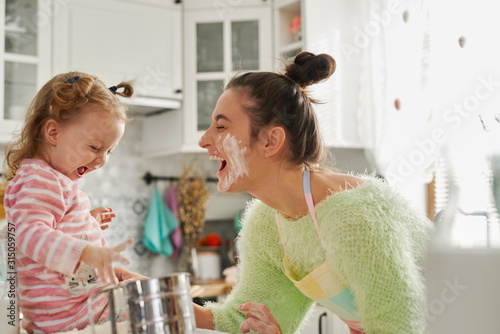 Foto Having fun with flour in the kitchen