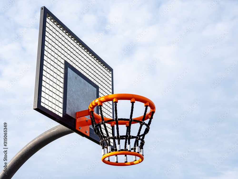 neuer Basketballkorb auf dem Spielplatz Stock-Foto | Adobe Stock
