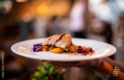 Foto delicious peking duck in a restaurant, food in the restaurant