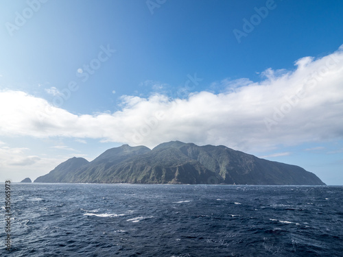橘丸の船上から見る御蔵島　（伊豆諸島） © Kumi