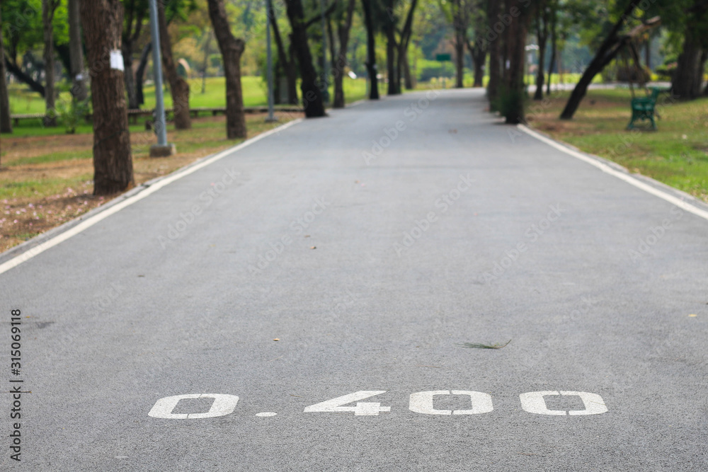 Obraz premium 0.400 kilometer The number of running routes on the ground in the park.