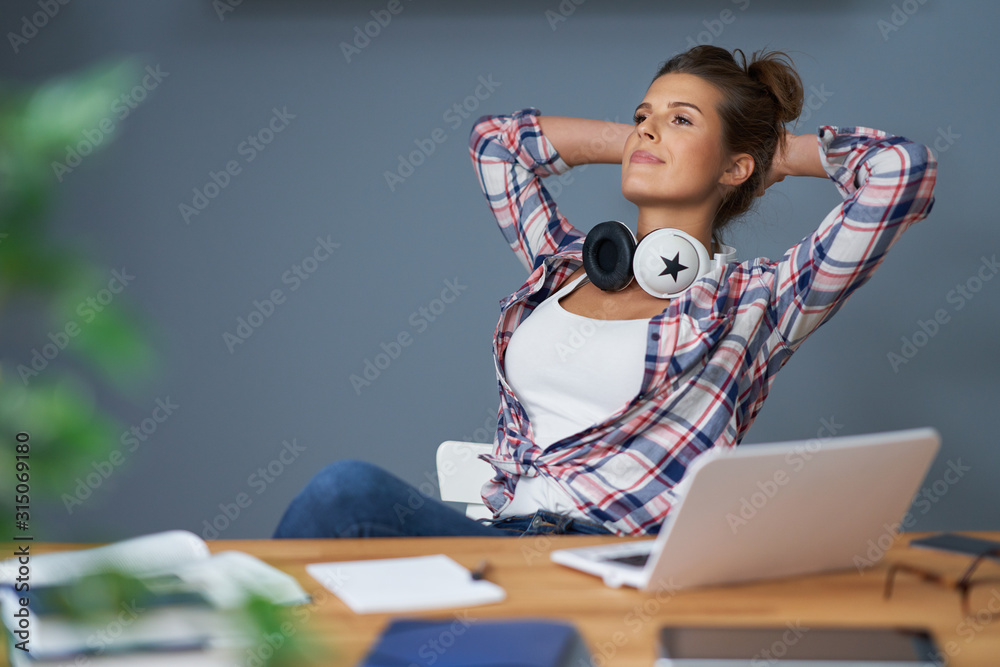Obraz premium Female student learning at home