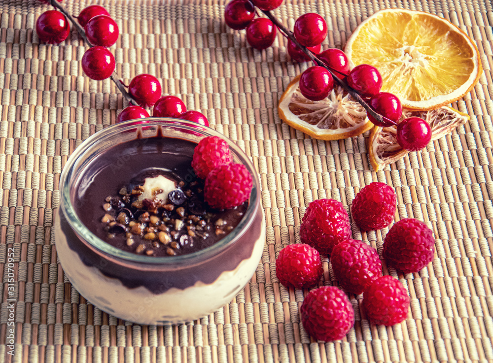Schokoladen mousse und Himbeer sahne Dessert Schokoladen mousse und Himbeer sahne Dessert
