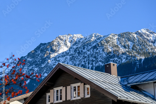 Allg  uer Berge mit Haus