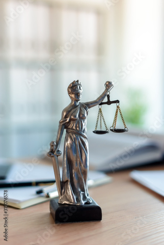 Foto Lady Justice statue in law firm office