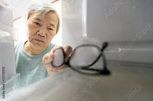 Cuadro en lienzo Asian senior woman with memory impairment symptoms,forget her glasses in the ref