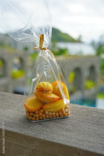 Billede på lærred A cellophane bag filled with French madeleine cakes