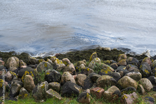 Steine an der Küste der Insel Pellworm/Deutschland © fotografci
