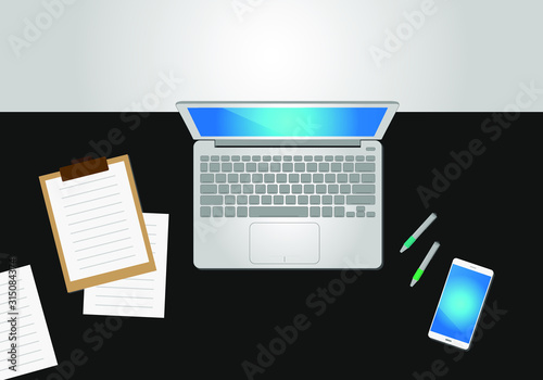 Laptop, notebook, dokumenty i smartfon na biurku