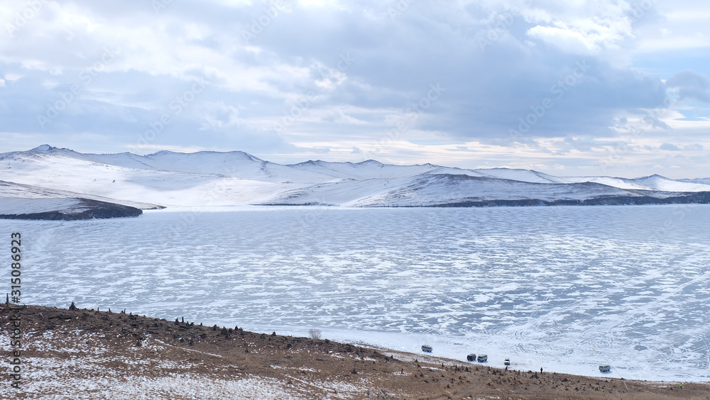 Obraz premium The lake is frozen in the winter.