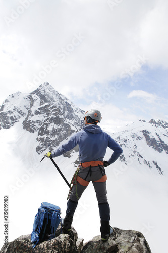 Obraz na płótnie alpinism in the snowy mountains w salonie