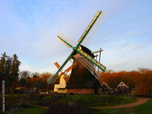 Holländische Paltrock-Windmühle in Arnheim (NL)