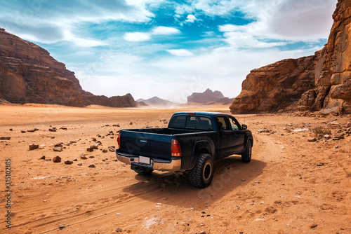 Obraz na plátně off road car in the desert