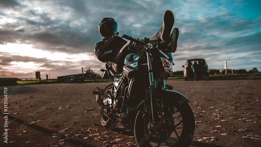 Naklejka premium Cycling around