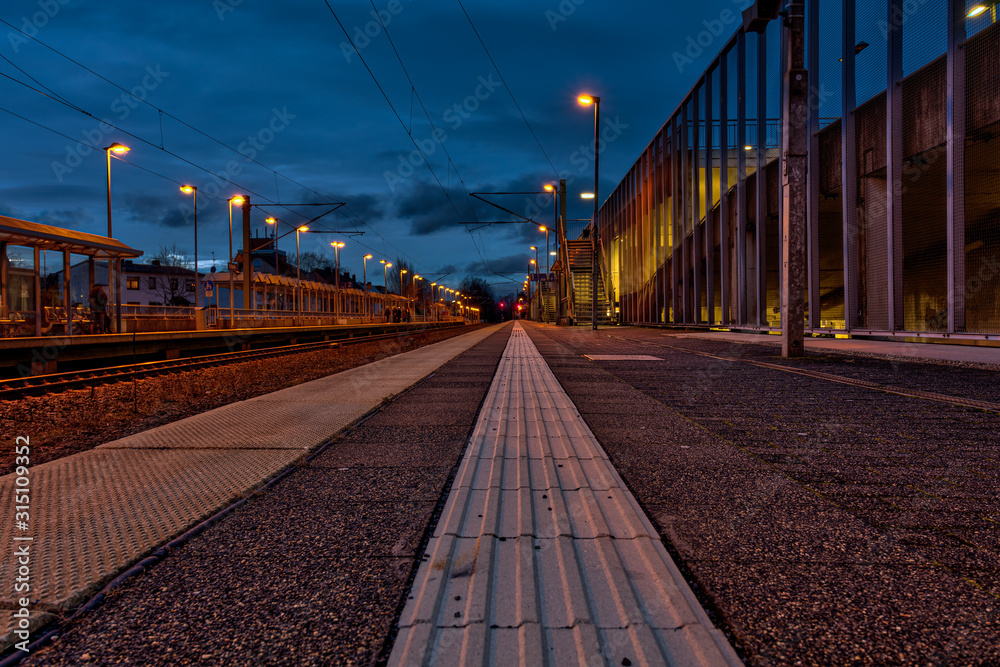Fototapeta premium Dämmerung am Bahnhof
