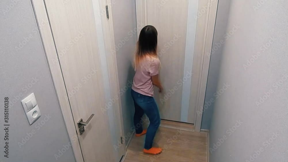 The girl actress plays her role badly The girl actress plays her role badly