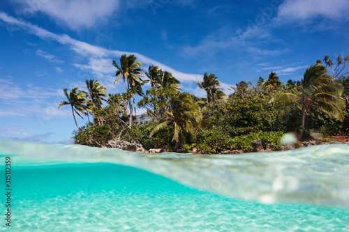 Tropikalna plaża na wyspie poza powierzchnią oceanu Vavau Tonga Ocean Spokojny