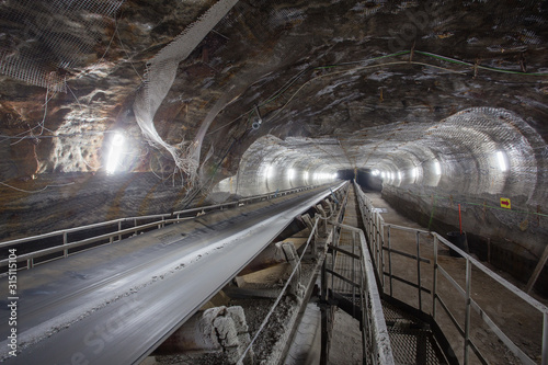 Фотография Salt potash mine ore shaft tunnel drift with conveyor underground
