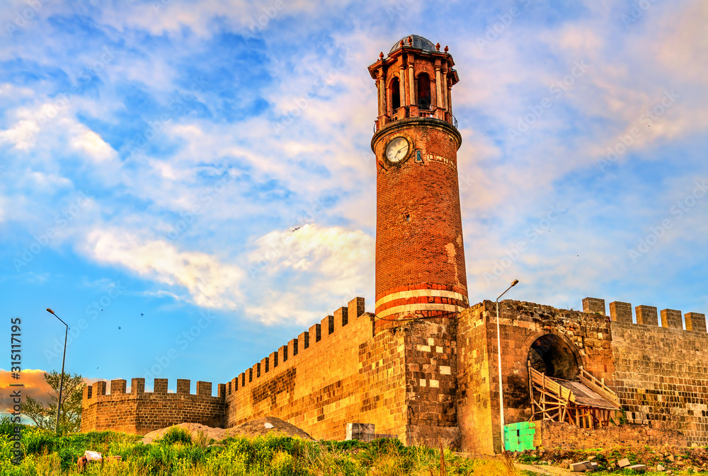 Obraz premium Clock tower of Erzurum Castle in Turkey