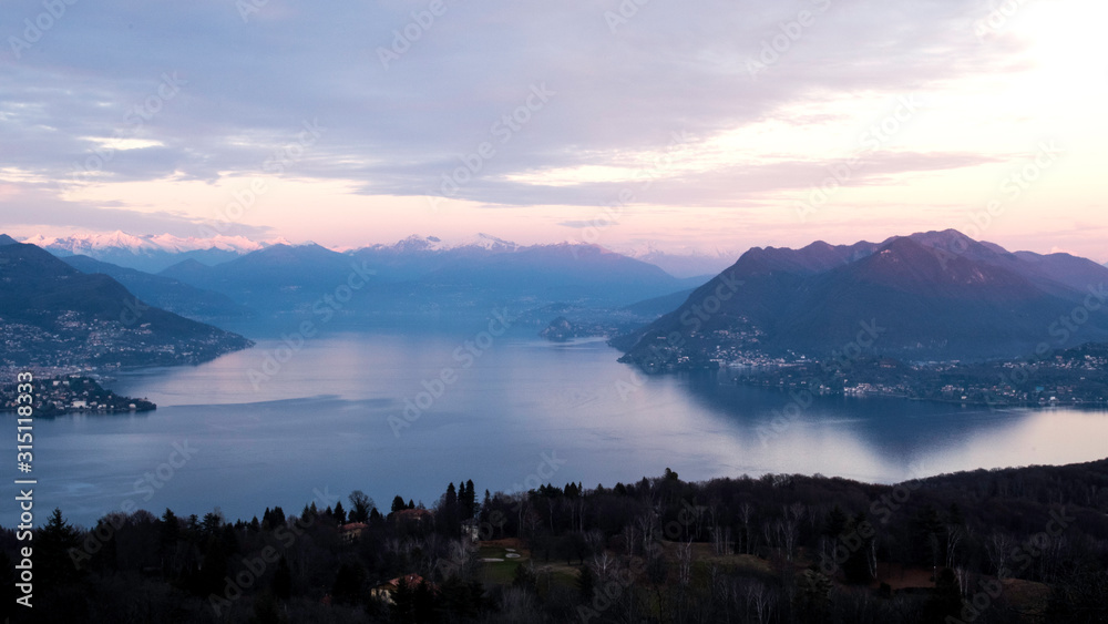 Lago Maggiore visto dalla località Alpino di Gignese (VB), Piemonte, Italia