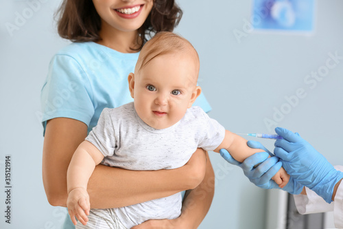 Pediatrician vaccinating li...