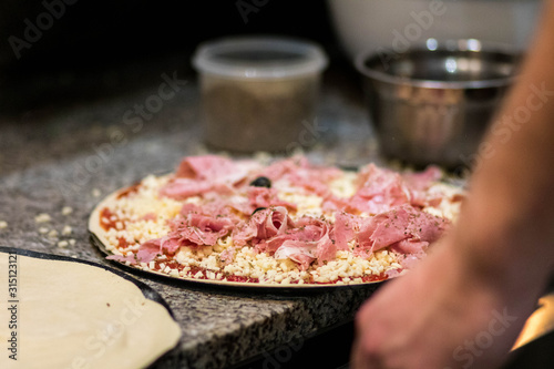 Préparation d'une pizza dans un restaurant italien