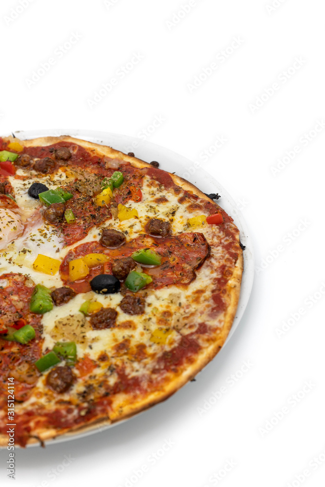 Pizza jambon chorizo olive fromage sur fond blanc