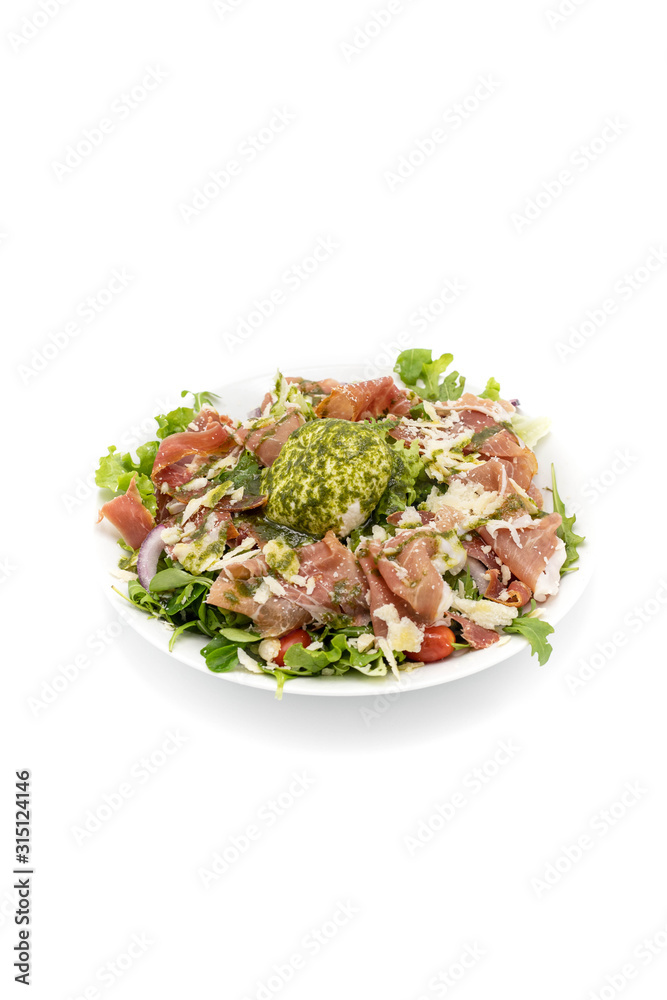 Salade italienne sur fond blanc avec Mozzarella  et jambon packshot