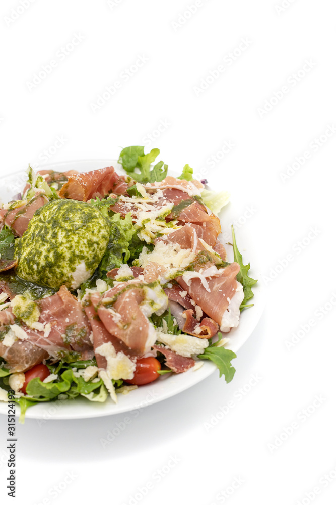 Salade italienne sur fond blanc avec Mozzarella et jambon packshot Salade italienne sur fond blanc avec Mozzarella et jambon packshot