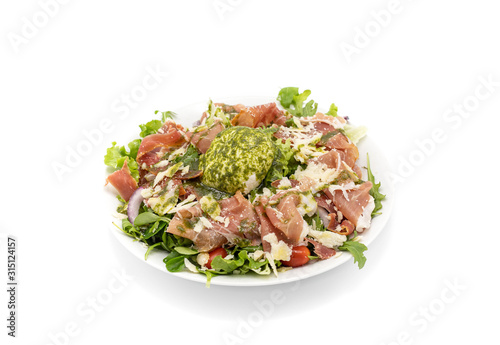 Salade italienne sur fond blanc avec Mozzarella et jambon packshot