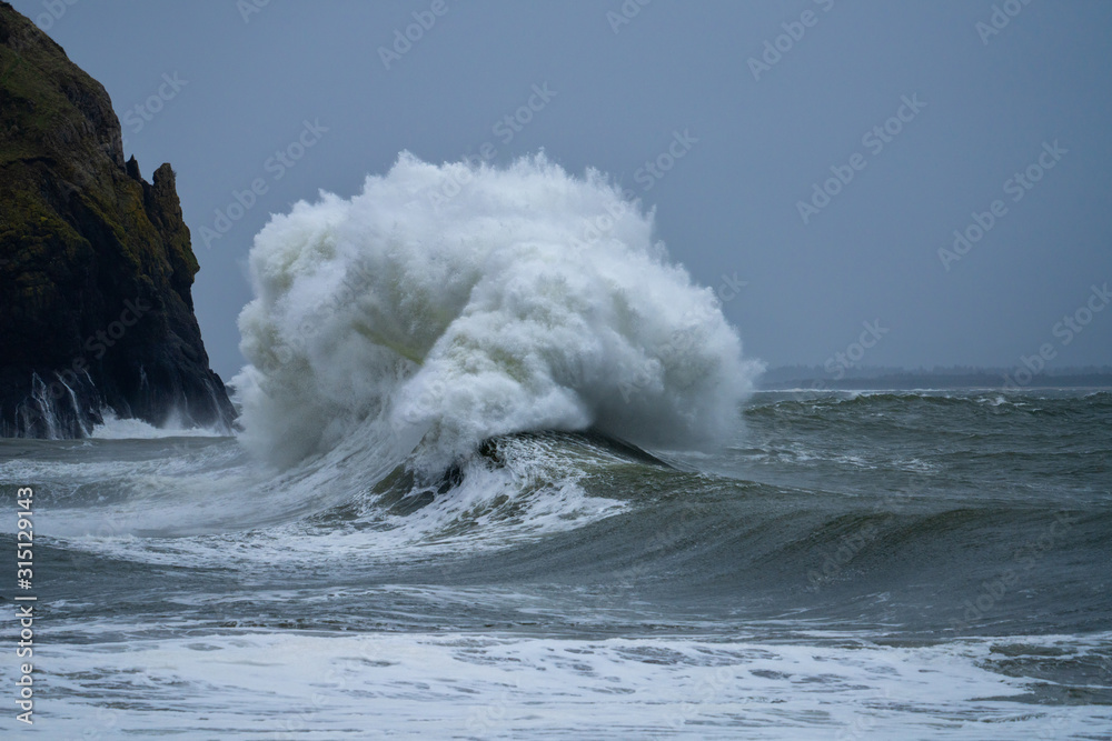 Obraz premium Pacific Ocean Waves On A Stormy Morning in January